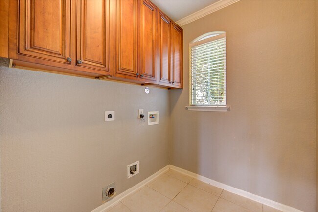 Building Photo - 5802 Horseshoe Falls