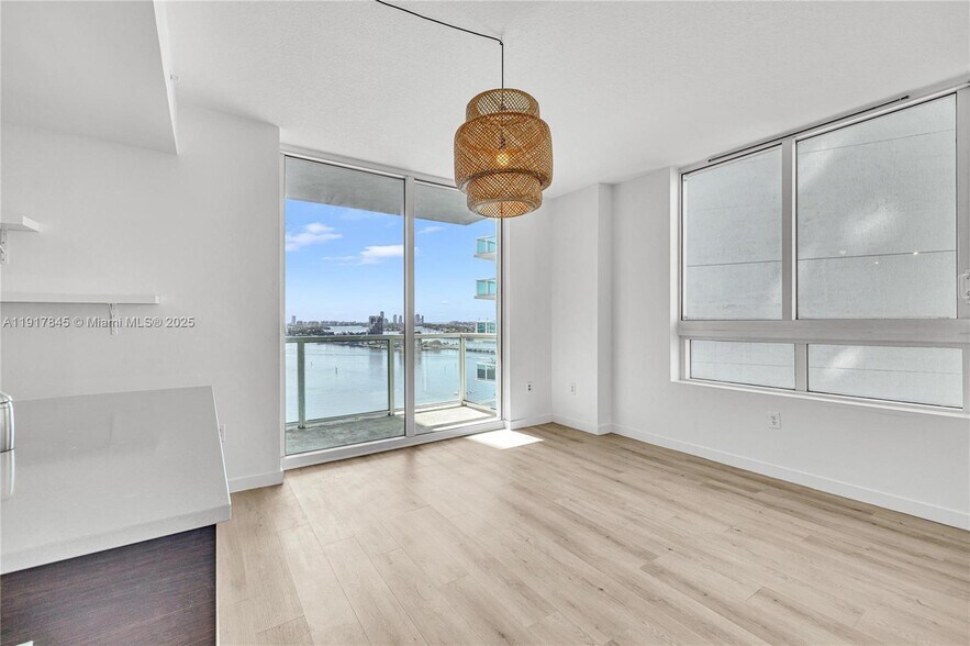 Building Photo - 1900 N Bayshore Dr