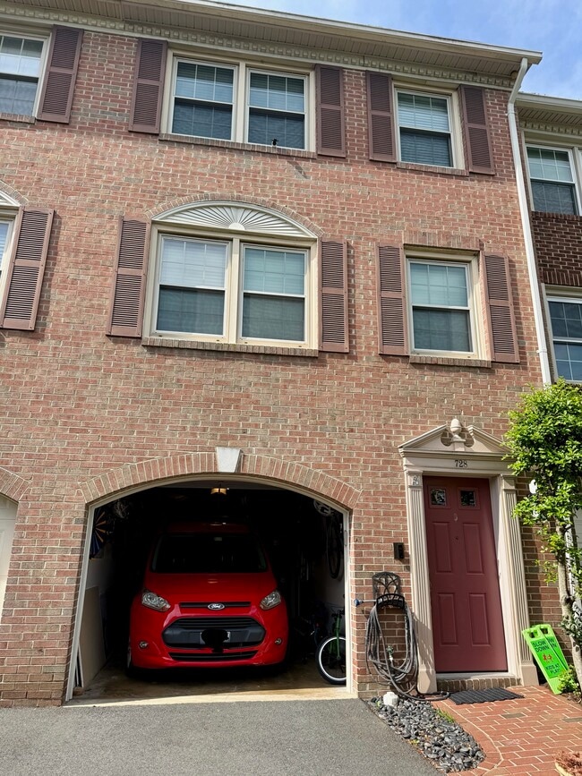 Primary Photo - 728 W Glebe Rd