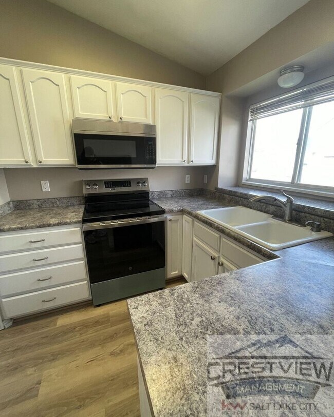 Building Photo - Must See!! 4 bedrooms 2 baths house in Layton!