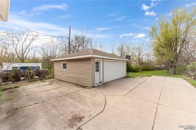 Building Photo - 5846 Sheridan Dr