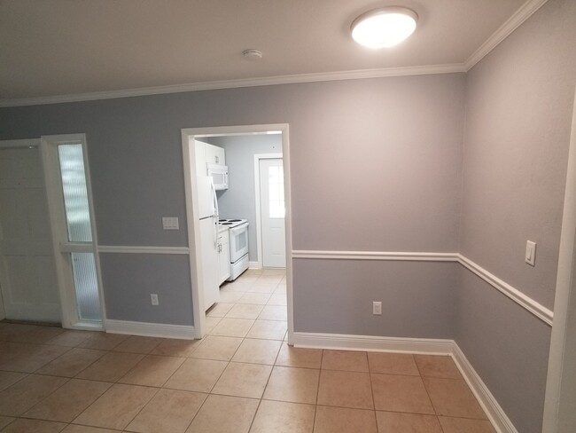 Building Photo - Renovated Duplex in Brandon - 2 Bedroom 1 ...