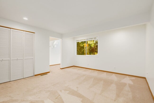 Building Photo - Charming Tri-Level Home in Ideal Location ...