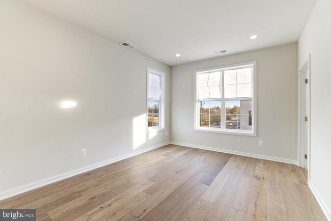 Building Photo - 43920 Ludwell Farm Square