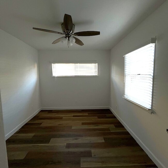 Building Photo - Large 3 Bedroom 2 bath House  - Move-in Co...