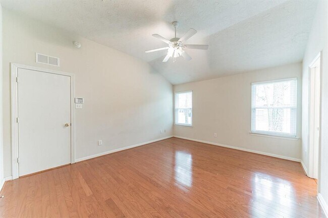 Building Photo - 519 Mesquite Dr