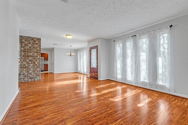 Building Photo - 3250 Three Pines Dr