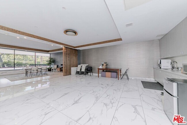 Building Photo - 4460 Wilshire Blvd