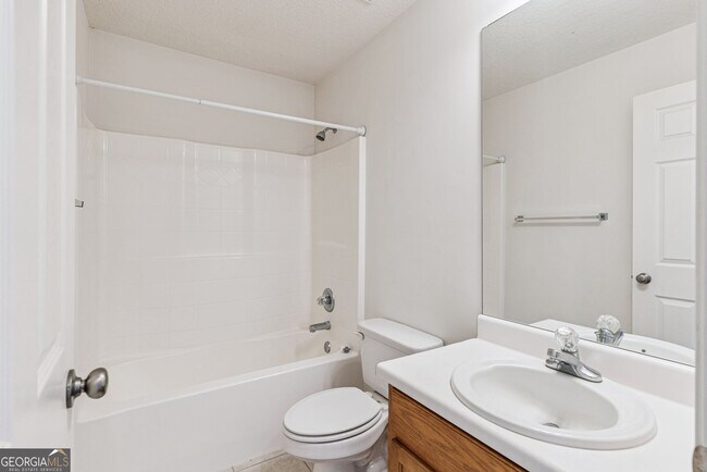 Building Photo - 3BR/2BA with a Fenced Back Yard