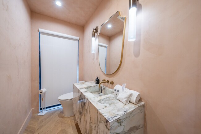 Building Photo - 2221 Bowmont Dr