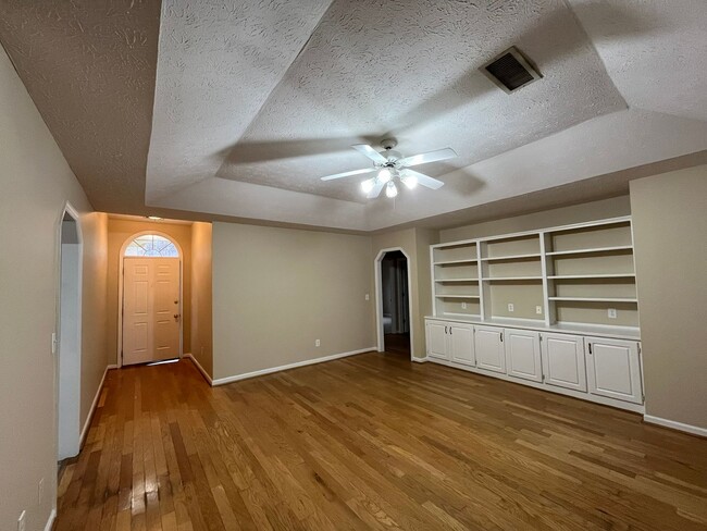 Building Photo - Home You’ll Love Coming Home To