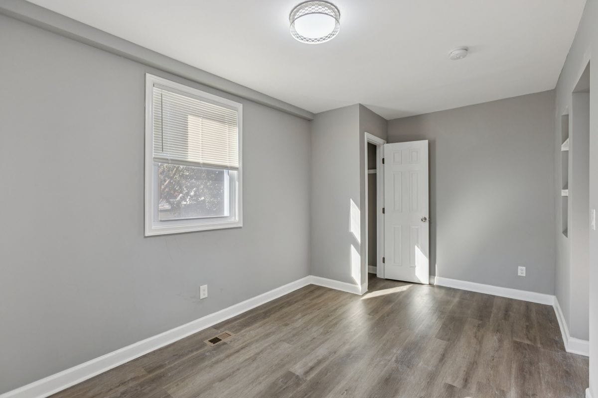 Building Photo - 405 34th St SE