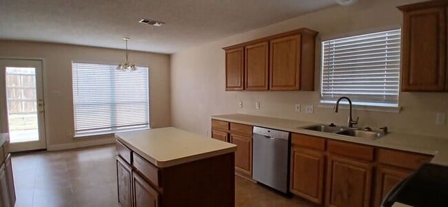 Building Photo - Summerfields Beauty: Oversized Kitchen + Flex 4th Bedroom