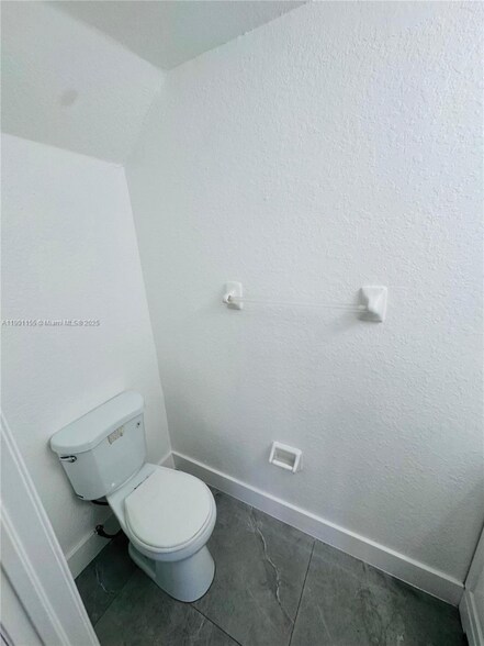 Building Photo - 949 SW 6th Pl