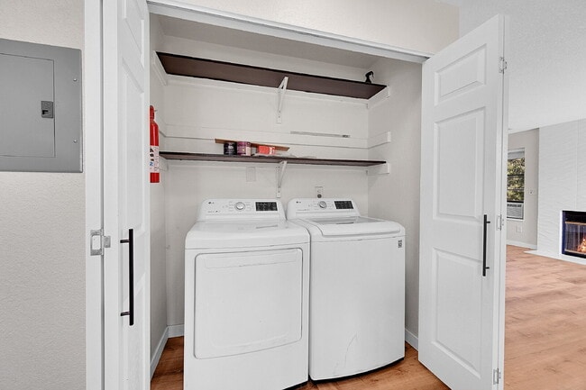 Building Photo - $2,295.00, 2 Bed 2 Bath Condo in Westminster!
