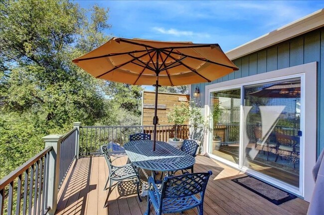 Building Photo - Lake View, 5 bedroom, 3 bath home in gated...