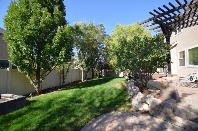 Building Photo - Beautiful 6 Bedroom Home in Riverton!