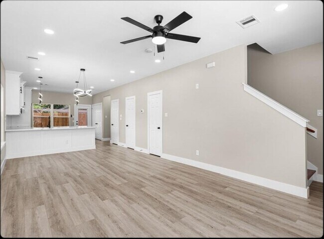 Building Photo - 102 Schade Ln