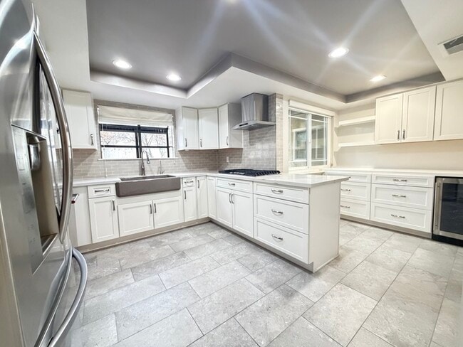 Building Photo - To schedule a viewing, call Wally Fellman at 702-493-9787