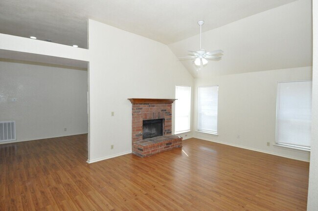 Building Photo - Freshly Painted! 1 Story with 3 bed/2bath....