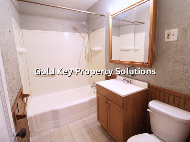 Building Photo - MEADOWBROOK AREA 2 BR 1 BA House with Central Air and Bonus Room