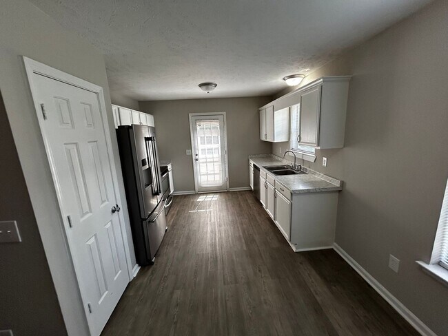 Building Photo - Nice ranch 3/2 with garage. Just renovated