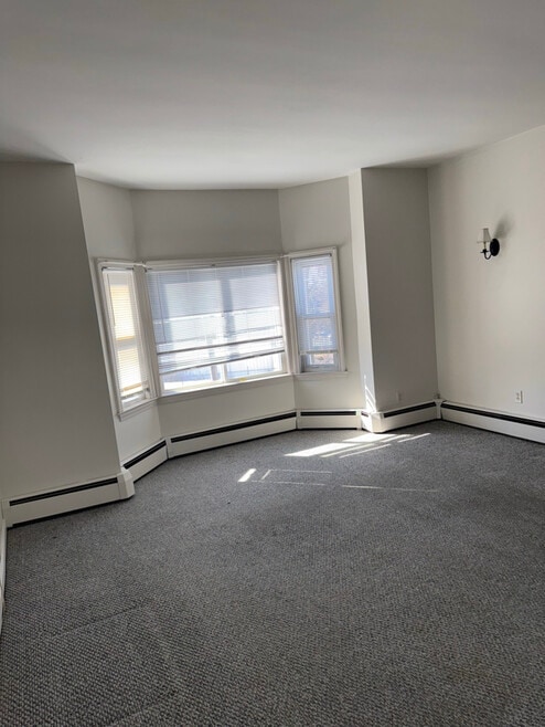 Building Photo - 654 Alden St