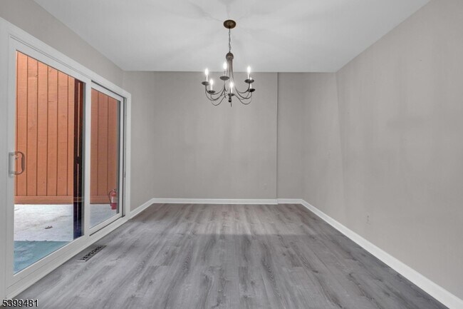 Building Photo - 107 Wimbledon Square