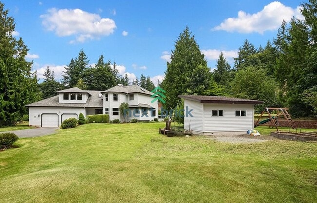 Building Photo - 4 Bed 2.5 Bath Custom Built Single-family ...