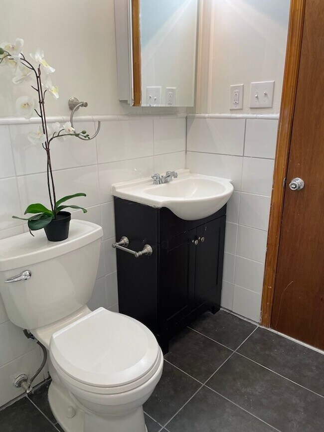 Building Photo - 1432 W Venango St