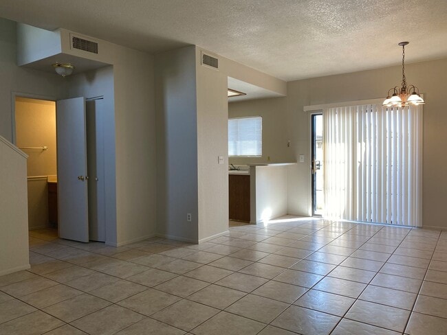 Building Photo - Chandler Townhouse 2 Bed & 1.5 Bath - 2 Story w/New Carpeting Full Size Washer/Dryer