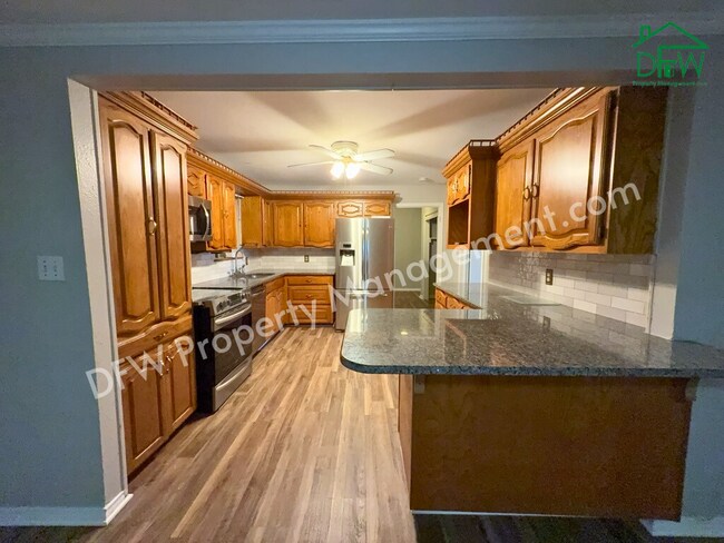 Building Photo - Charming 3-Bedroom Home with Sunroom & Spacious Backyard in Irving!