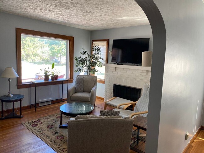 Building Photo - 5453 E 10th St