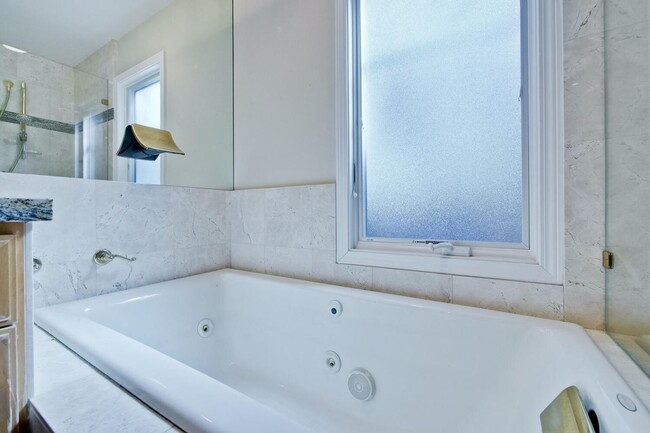 Building Photo - Beautiful 4 bedroom, 3 bath in desirable C...