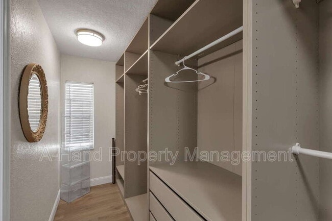 Building Photo - 606 N Shore Dr