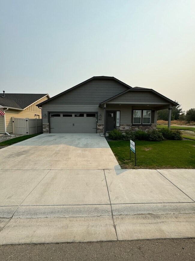Building Photo - Charming 3-bedroom, 2-bathroom home locate...