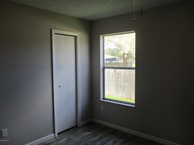 Building Photo - 474 Tuloma Ave SW