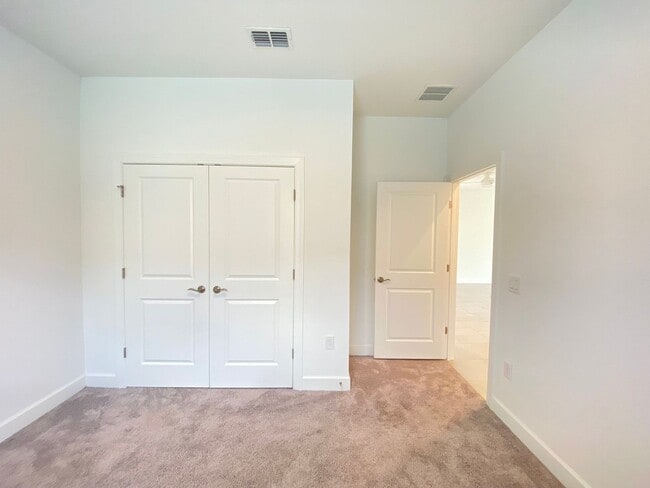 Building Photo - 2182 Palm Tree Dr