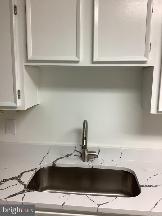 Building Photo - 5901 Mt Eagle Dr