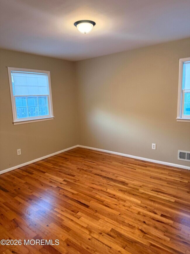 Building Photo - 340 Suburban Dr