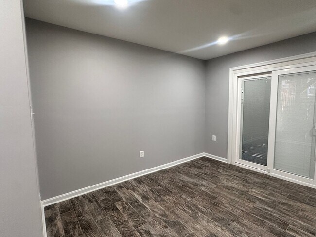 Building Photo - Renovated Kingstowne Townhouse | 3 Beds, 2...