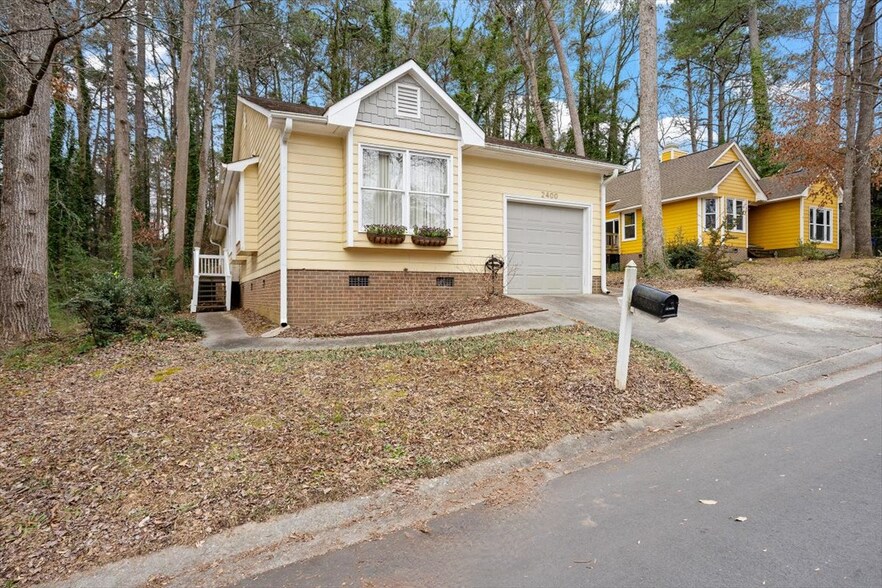 Building Photo - 2400 Calvert Dr