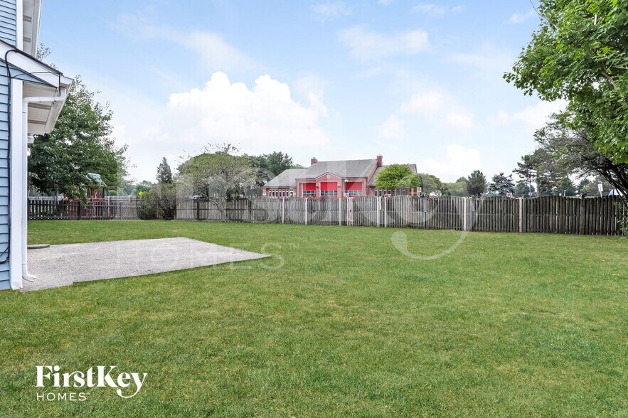 Building Photo - 800 Shady Ln