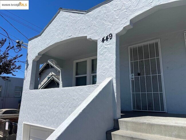 Building Photo - 449 E 9th St