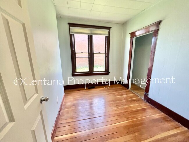 Building Photo - Pet friendly house on Washington!
