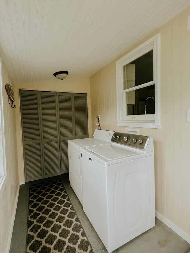 Building Photo - 871 St Joseph St