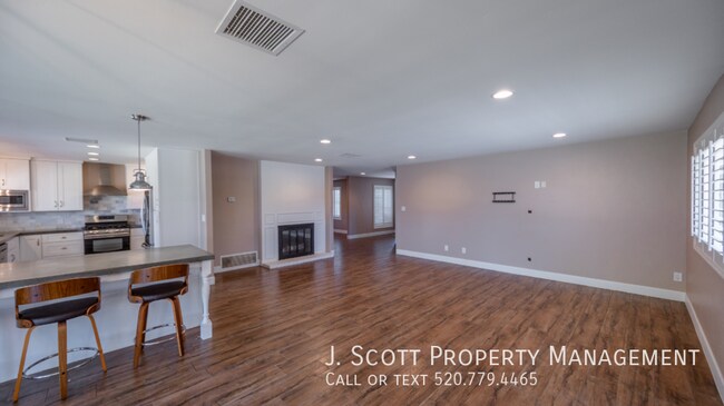 Building Photo - 9059 N Arroya Vista Dr