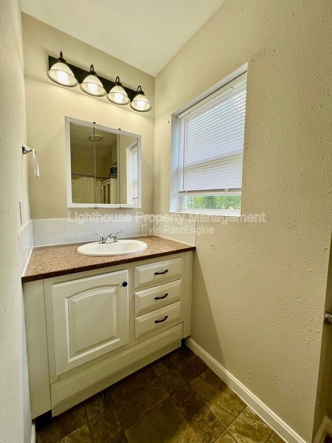 Building Photo - 708 Elizabeth St