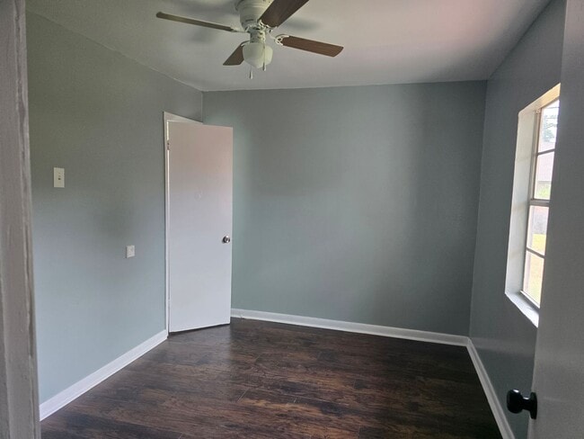 Building Photo - Spacious 4 bedroom/1 bath home with Centra...