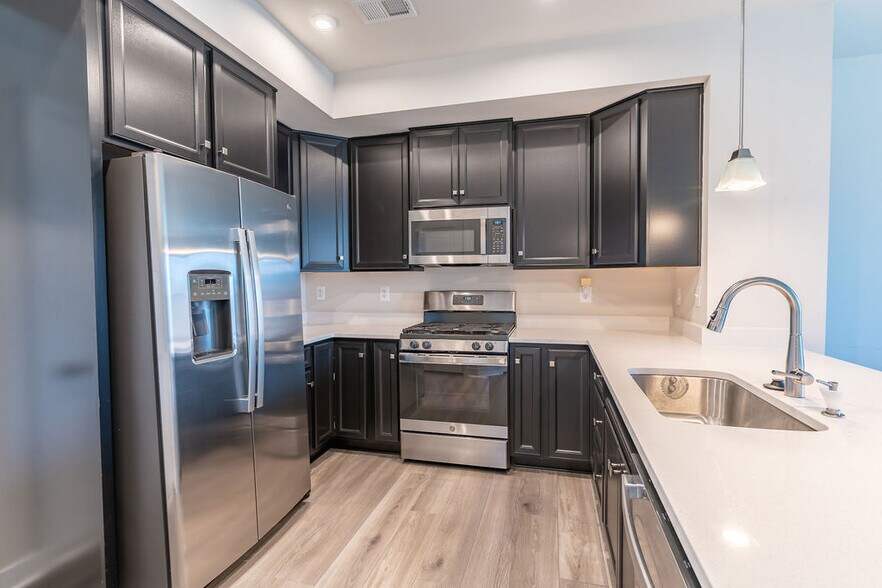 Building Photo - 100 Matisse Pl